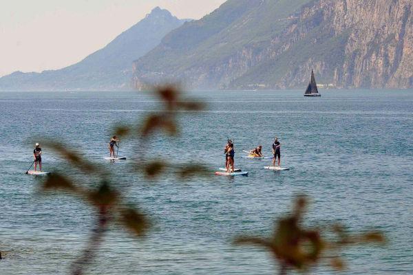Sup sul Lago di Garda (ph: 360gardalife.com)
